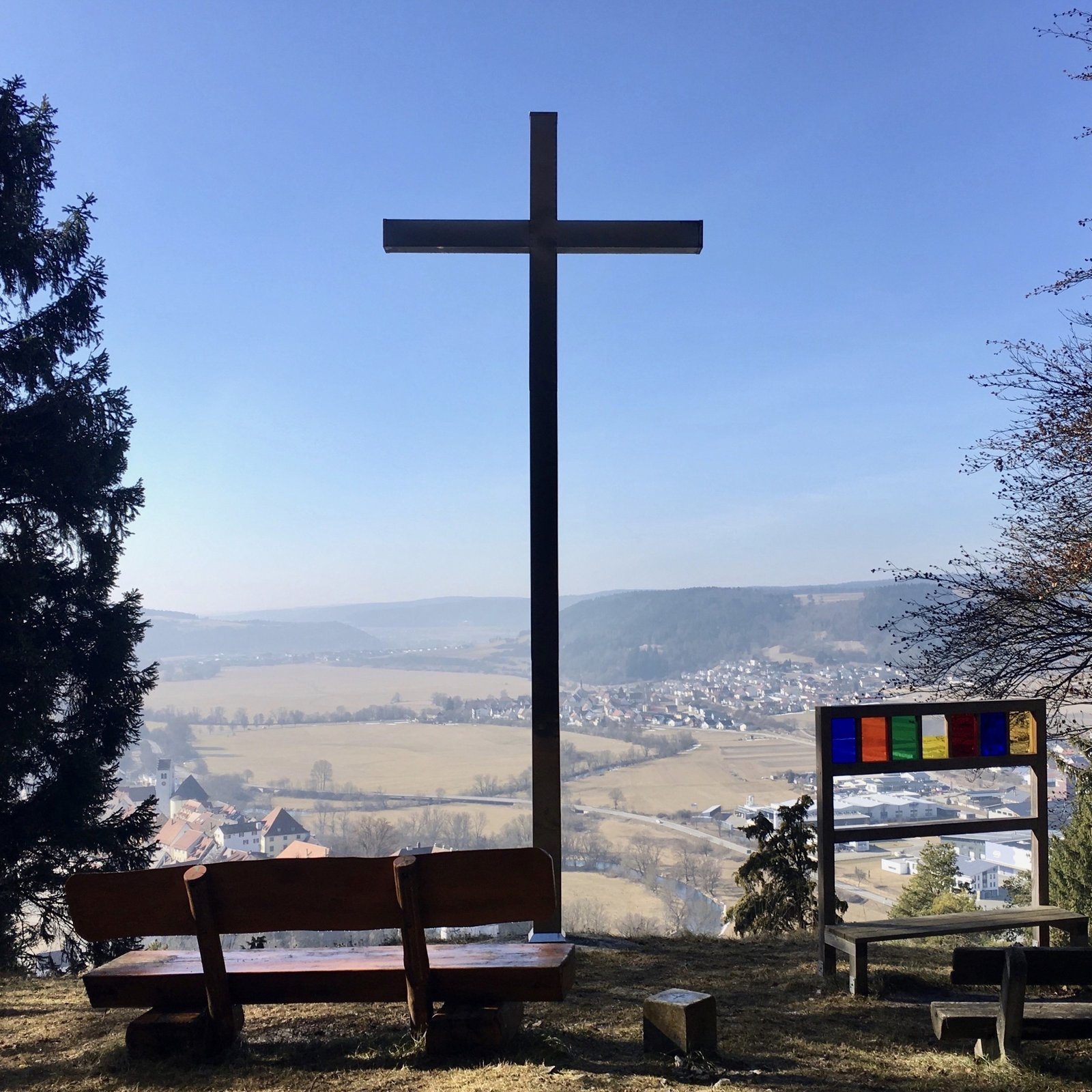 Kreuz über dem Donautal mit Blick in die Weite