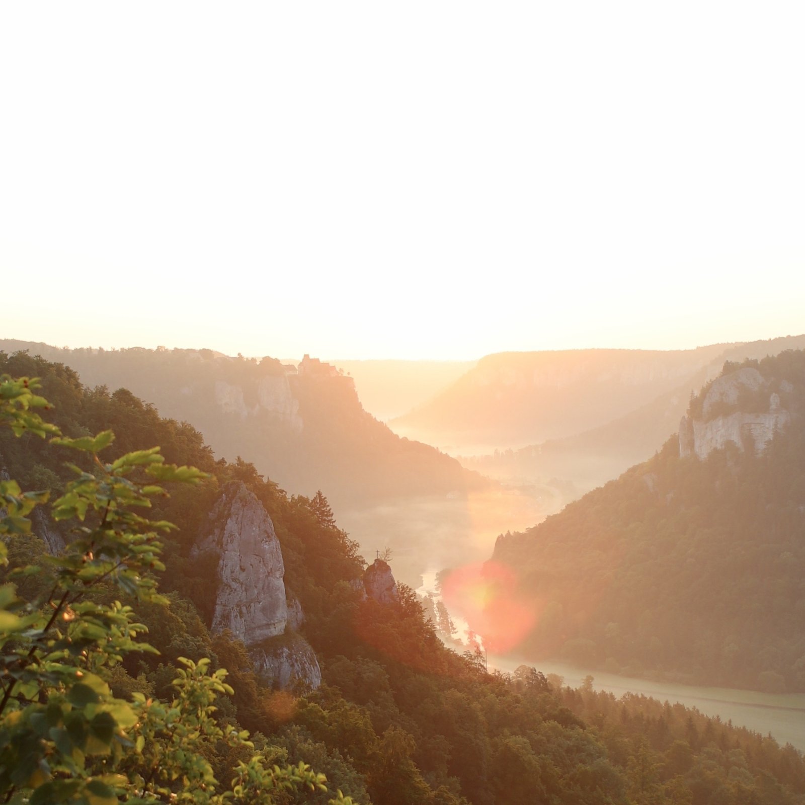 Leuchtender Sonnenaufgang über dem Oberen Donautal